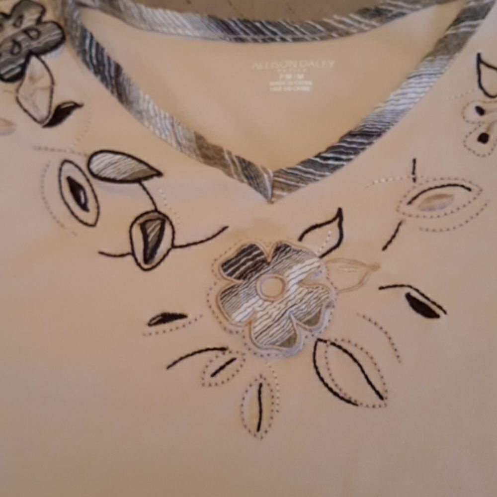 Allison Daley beige with flower top - Picture 8 of 8